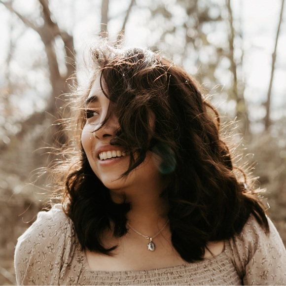 Meet your Posher, Claudia - Picture 1 of 1